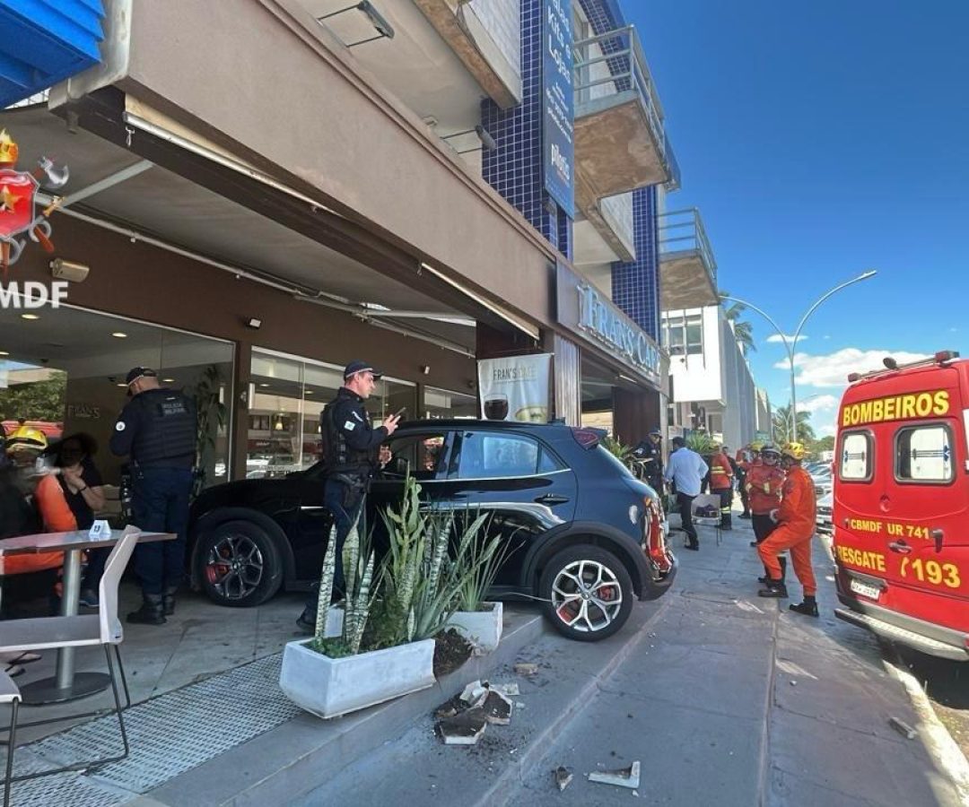 Carro invade loja na comercial da 209 Norte