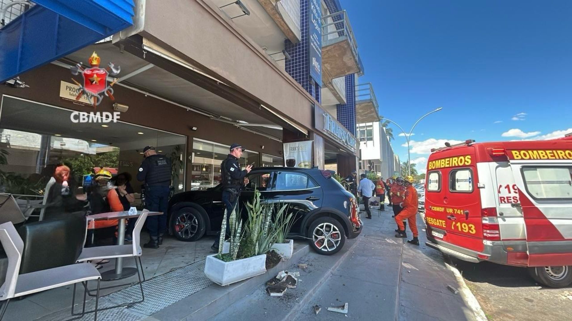Carro invade loja na comercial da 209 Norte