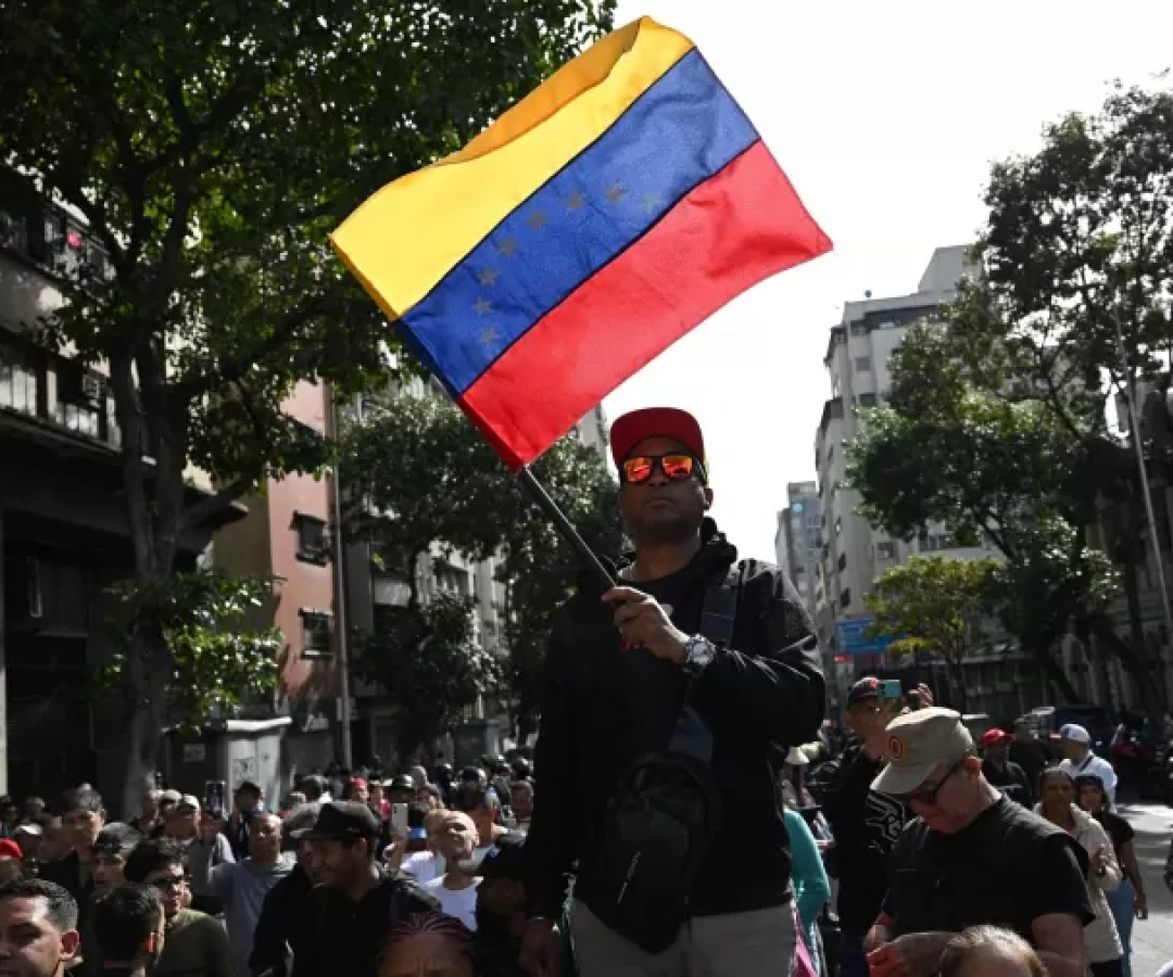 3jan2026-um-apoiador-do-presidente-nicolas-maduro-segura-uma-bandeira-da-venezuela-durante-uma-manif.png
