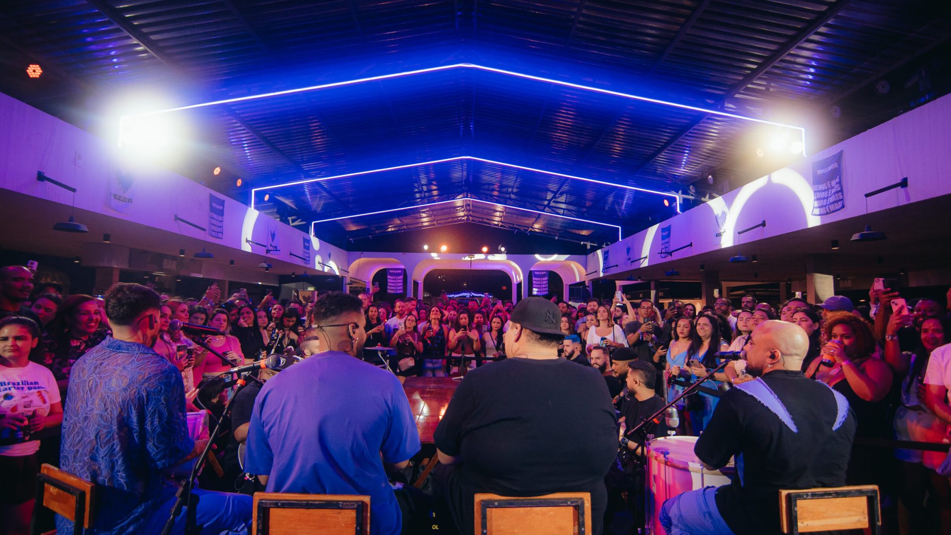 Segunda edição do Purple Door acontece em Brasília com show do Menos é Mais