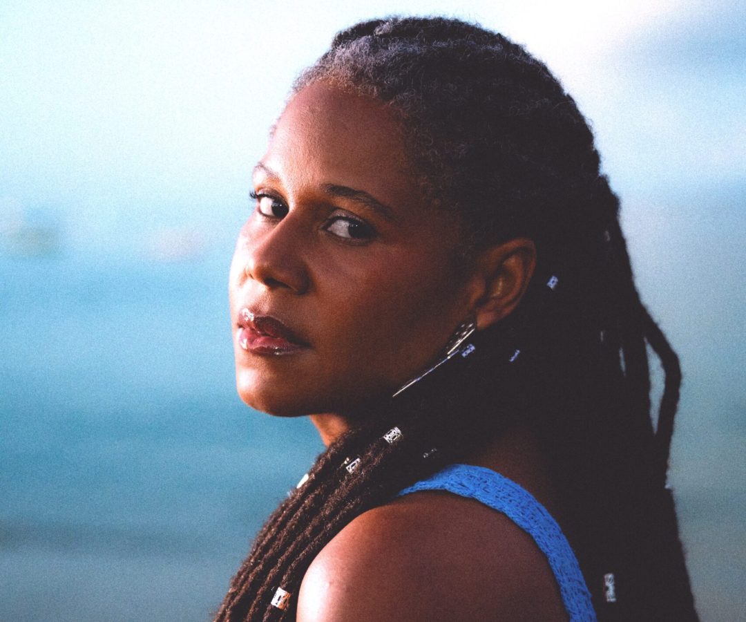 Ana Flauzina estreia como intérprete em álbum que une samba e ancestralidade