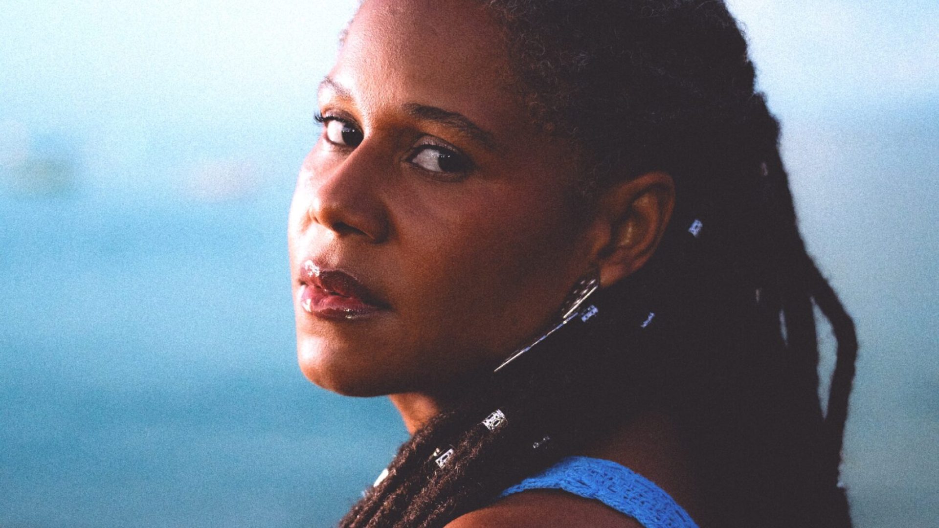 Ana Flauzina estreia como intérprete em álbum que une samba e ancestralidade