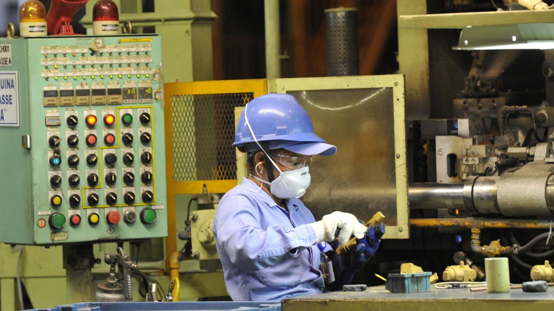 Produção industrial recua 0,4% em setembro, mostra IBGE