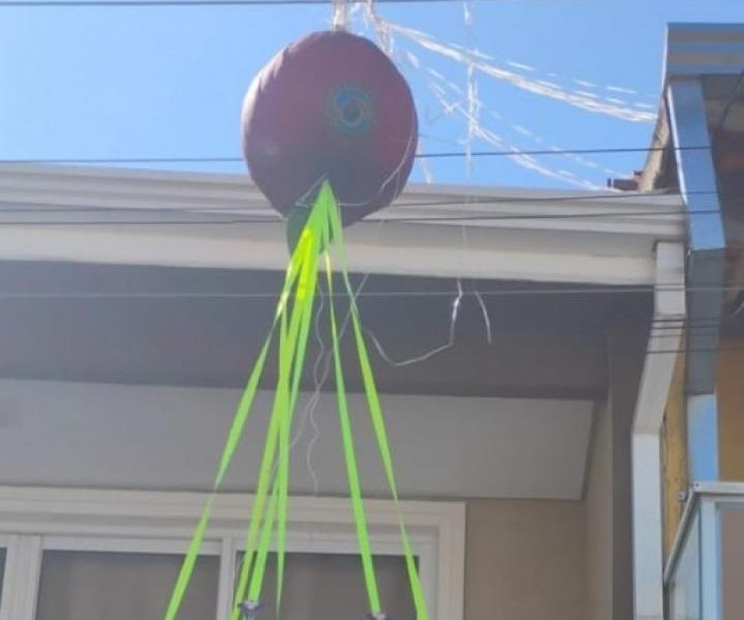 Defesa Civil paulista remove balão que caiu em casa em Carapicuíba