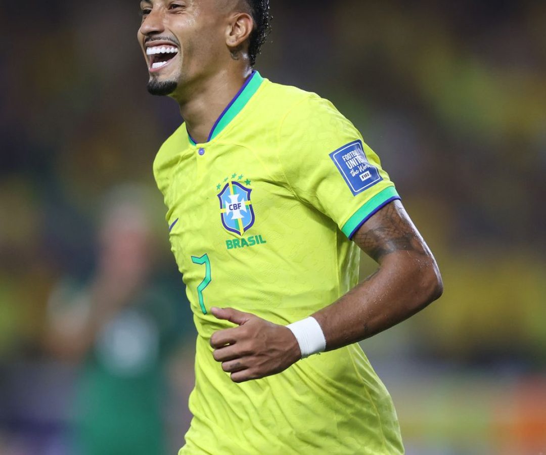 Brasileiro Raphinha é finalista do prêmio de melhor do mundo da Fifa