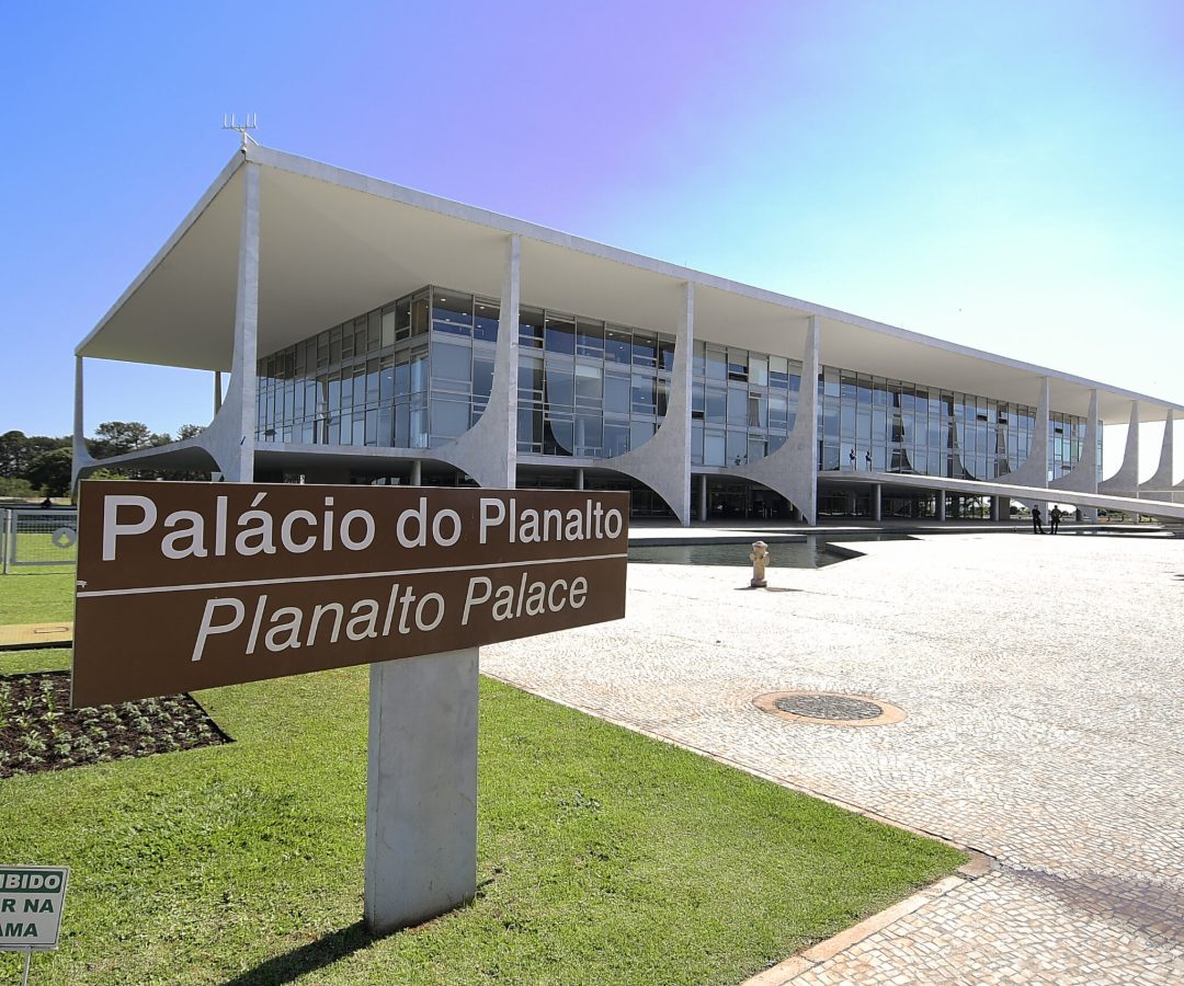 O prédio também abriga a Casa Civil, a Secretaria-Geral e o Gabinete de Segurança Institucional da Presidência da República. Concebido pelo arquiteto Oscar Niemeyer com projeto estrutural do engenheiro Joaquim Cardozo, é a sede do Poder Executivo Federal do Brasil. Localizado na Praça dos Três Poderes em Brasília, o Palácio do Planalto faz parte do projeto do Plano Piloto e foi um dos primeiros edifícios construídos na capital.