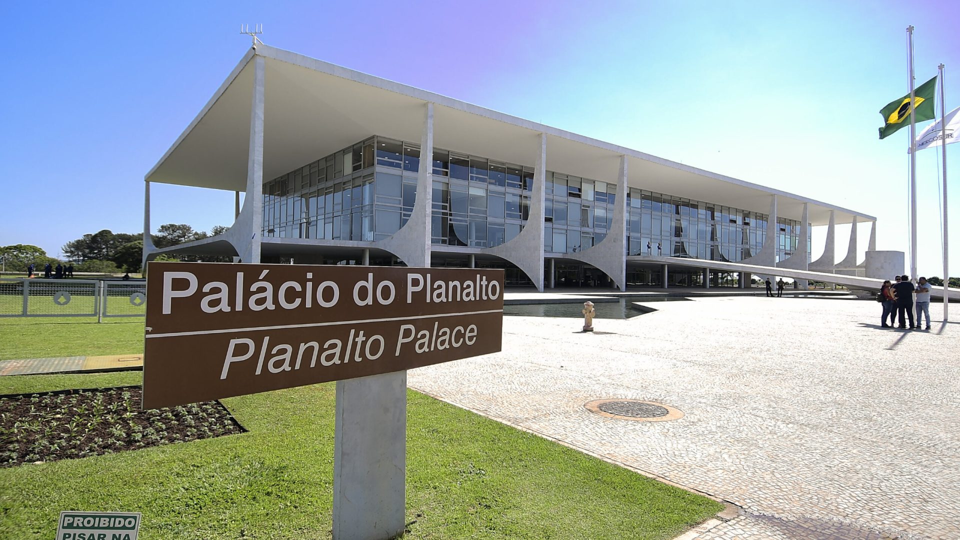 O prédio também abriga a Casa Civil, a Secretaria-Geral e o Gabinete de Segurança Institucional da Presidência da República. Concebido pelo arquiteto Oscar Niemeyer com projeto estrutural do engenheiro Joaquim Cardozo, é a sede do Poder Executivo Federal do Brasil. Localizado na Praça dos Três Poderes em Brasília, o Palácio do Planalto faz parte do projeto do Plano Piloto e foi um dos primeiros edifícios construídos na capital.