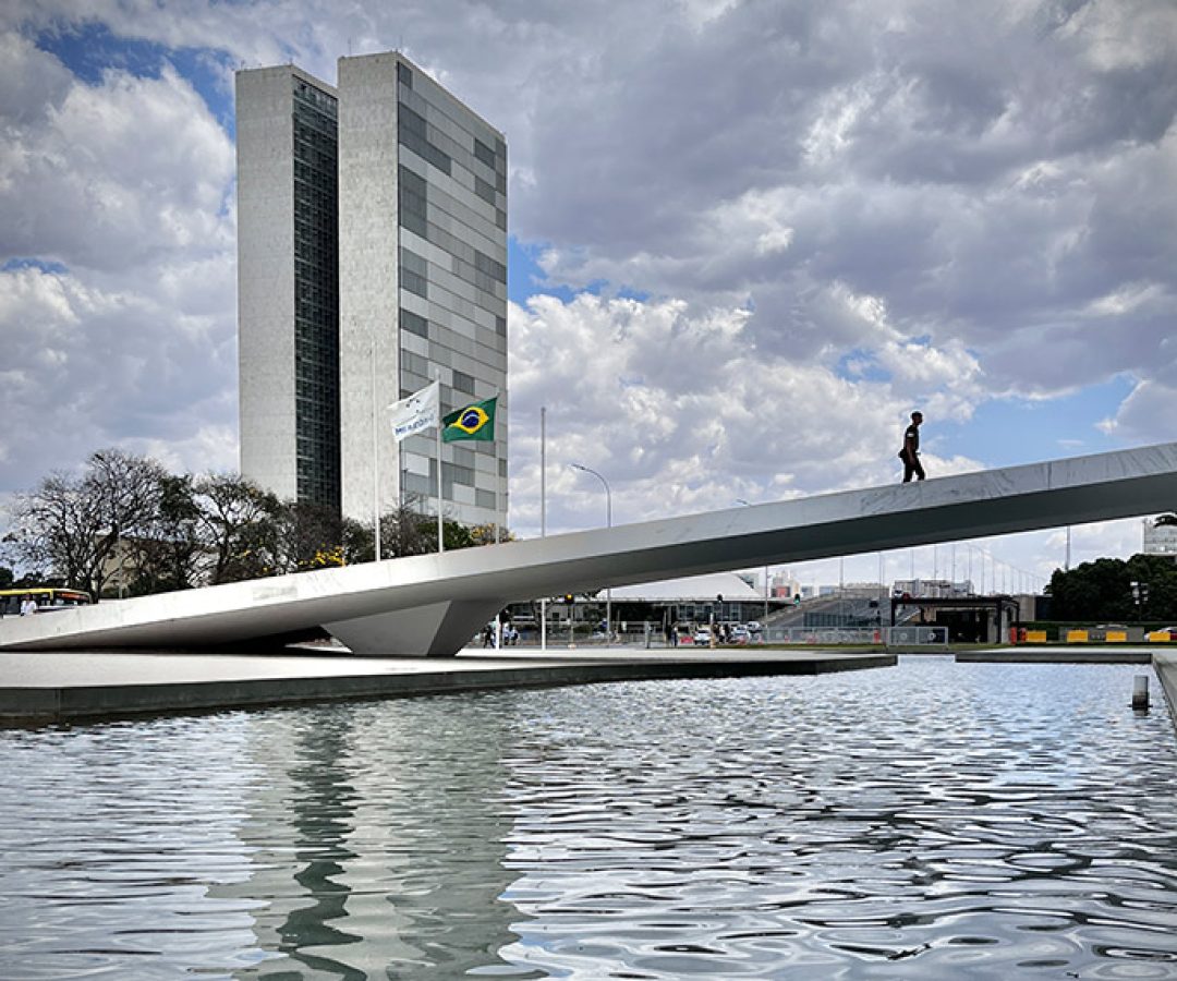Sede das duas Casas do Poder Legislativo e um dos mais famosos cartões postais do Brasil, o Palácio do Congresso Nacional é composto por duas cúpulas e duas torres de 28 andares, que abrigam a Câmara dos Deputados e o Senado Federal.