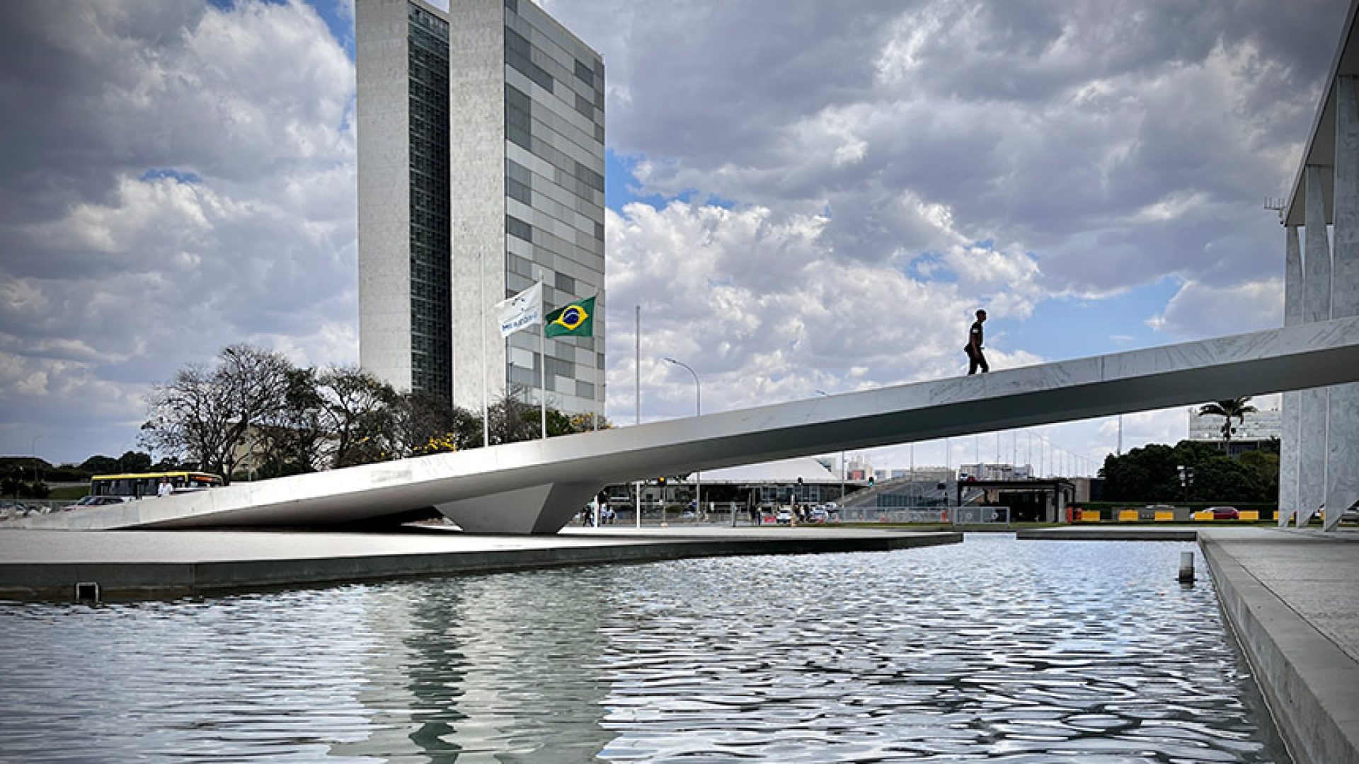 Sede das duas Casas do Poder Legislativo e um dos mais famosos cartões postais do Brasil, o Palácio do Congresso Nacional é composto por duas cúpulas e duas torres de 28 andares, que abrigam a Câmara dos Deputados e o Senado Federal.