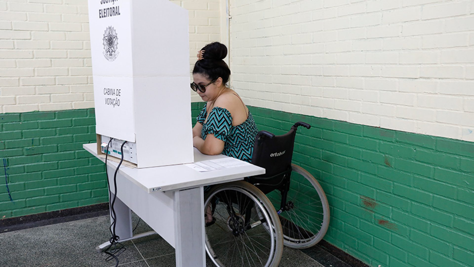 Eleitoras e eleitores que necessitarem de apoio para se deslocarem até suas seções eleitorais nas eleições gerais de 2026 contarão com um serviço de transporte individual gratuito. O programa Seu Voto Importa, do Tribunal Superior Eleitoral (TSE), busca reduzir as barreiras físicas ao exercício do voto e promover a inclusão de grupos historicamente vulnerabilizados.
