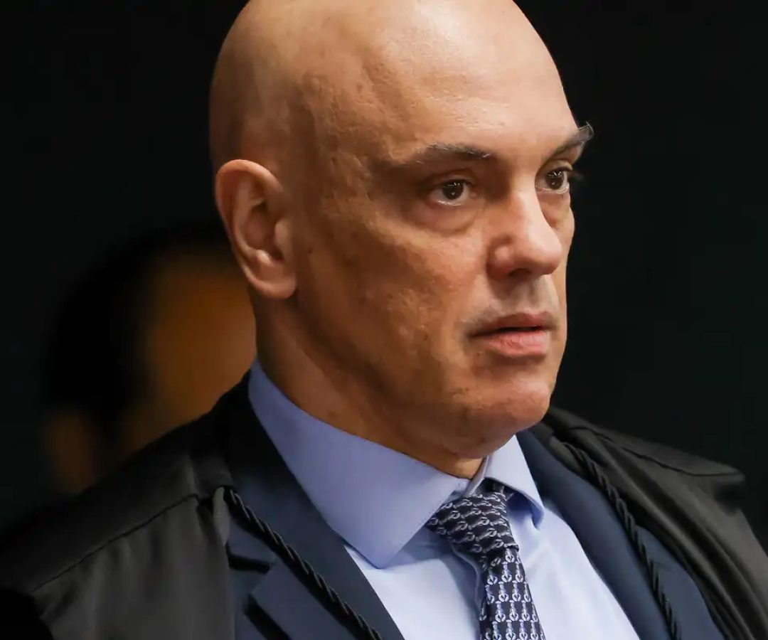 Moraes volta a pedir que PGR se manifeste sobre arma de Bolsonaro
