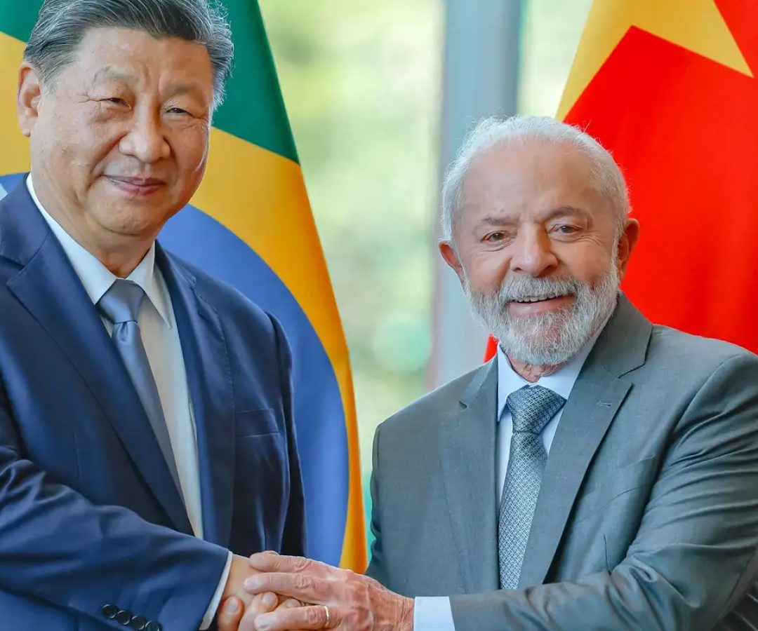 Xi Jinping garante a Lula apoio da China em tempos "turbulentos"