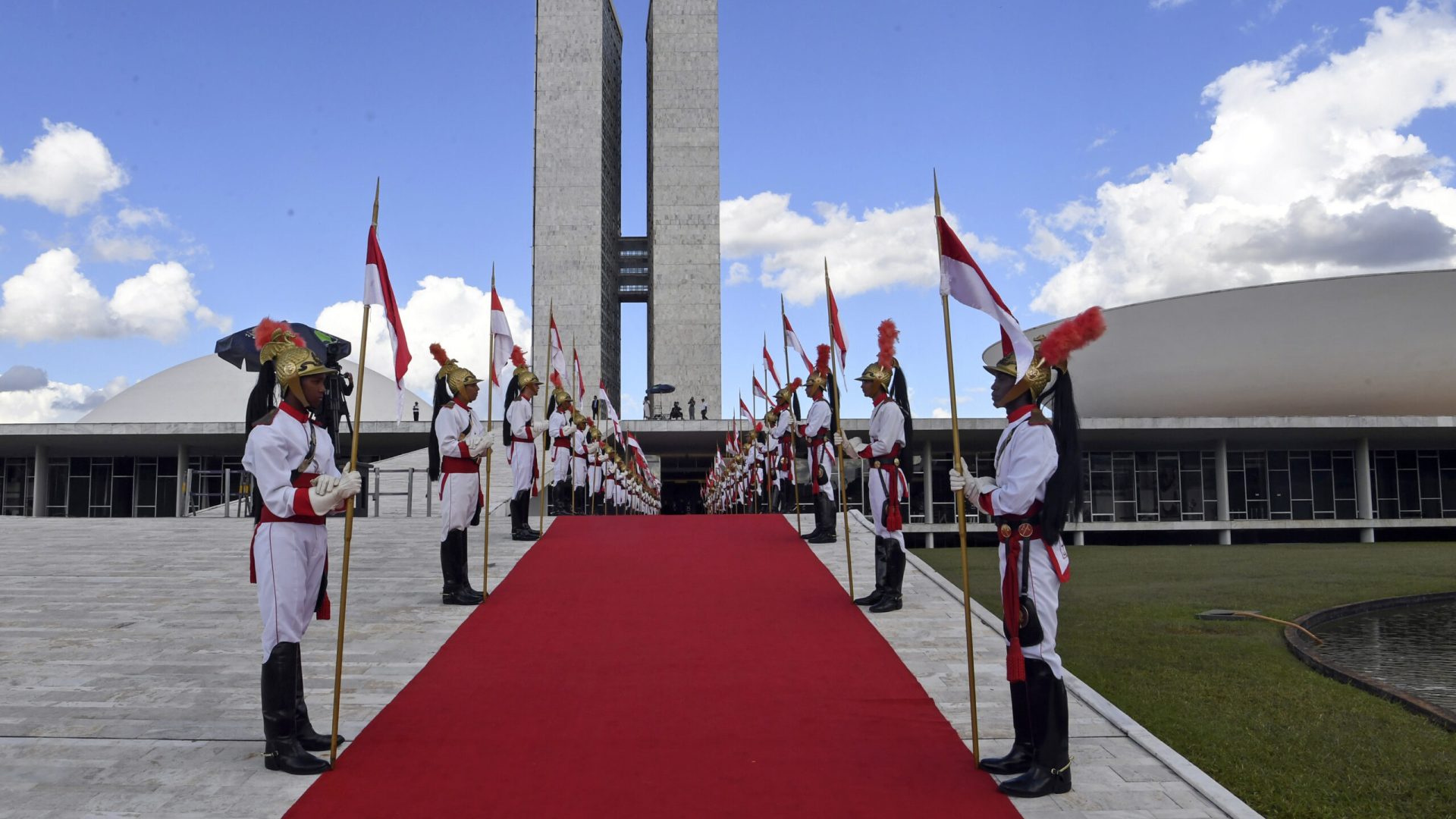 Dragões da Independência aguardam chegada de autoridade.