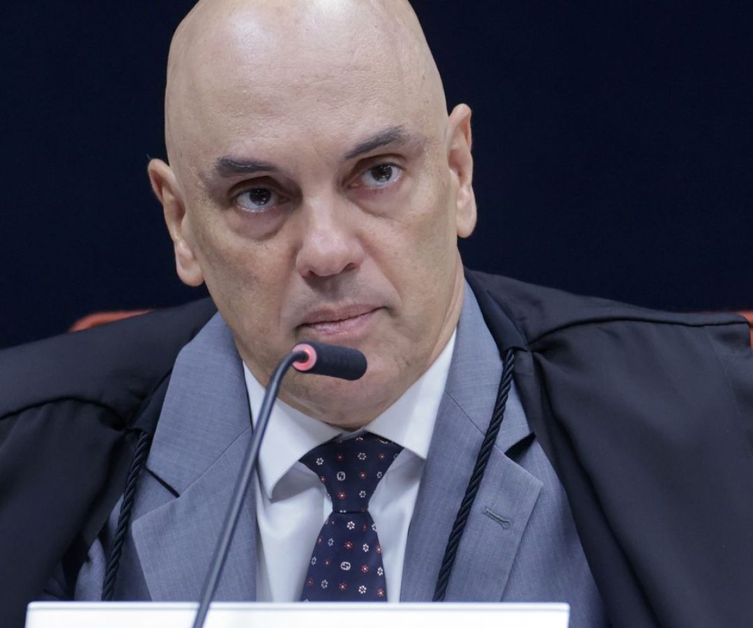 Moraes pede parecer da PGR sobre incluir Jair e Flávio em inquérito
