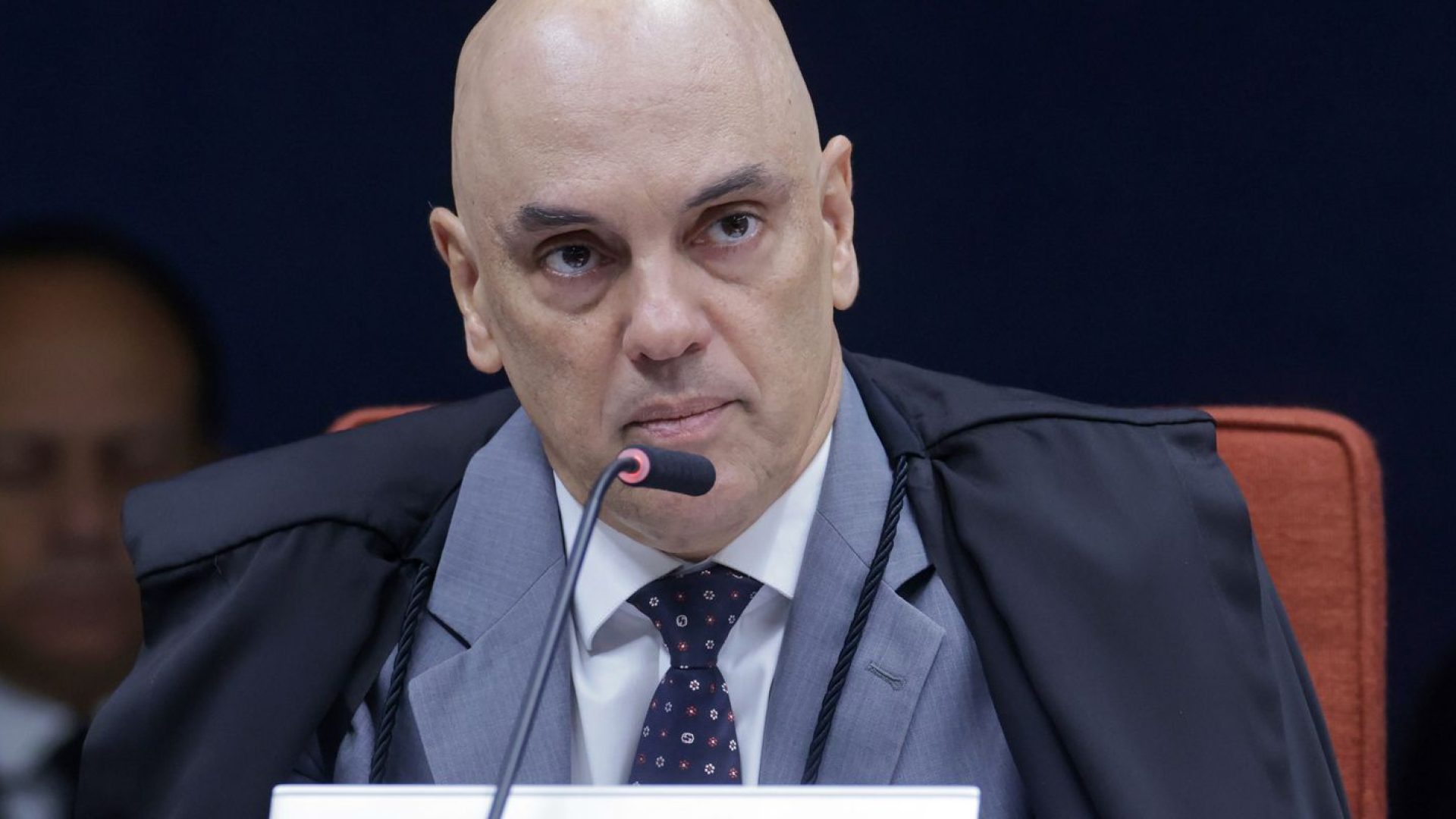 Moraes pede parecer da PGR sobre incluir Jair e Flávio em inquérito