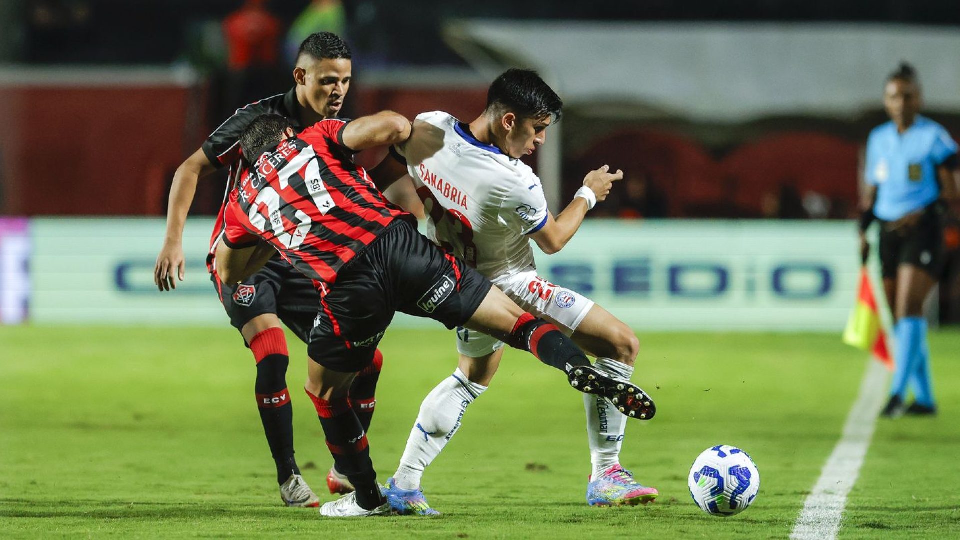 Vitória derrota Bahia e ganha fôlego na luta contra o rebaixamento