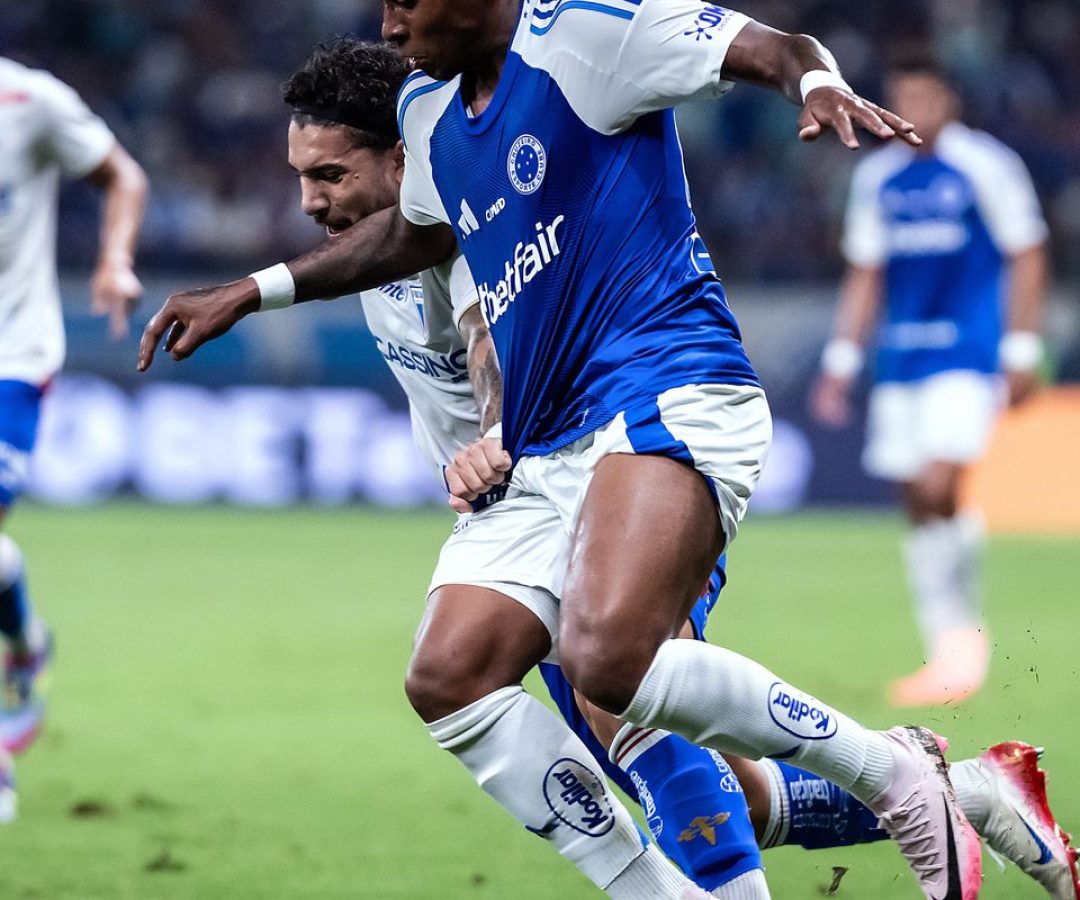 Cruzeiro vence e permanece na cola dos líderes do Brasileiro
