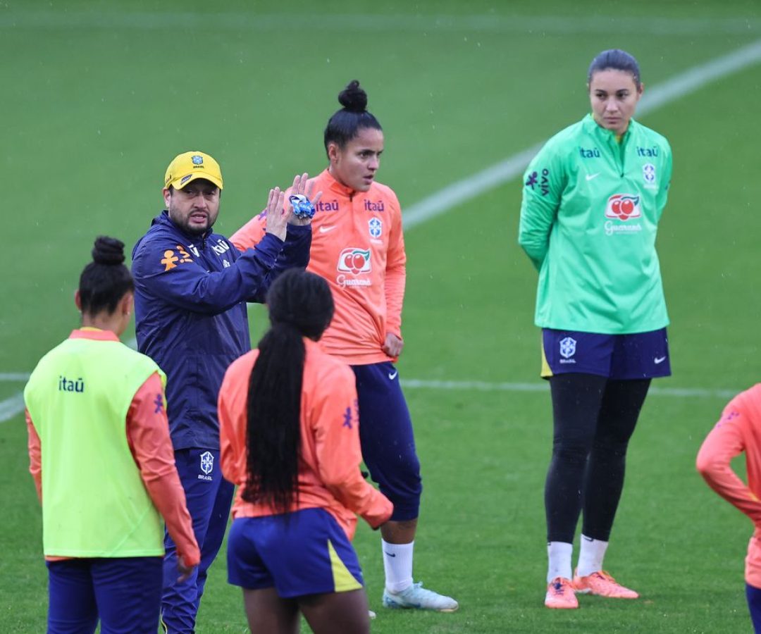 Seleção feminina realiza primeiro treino para amistosos na Europa