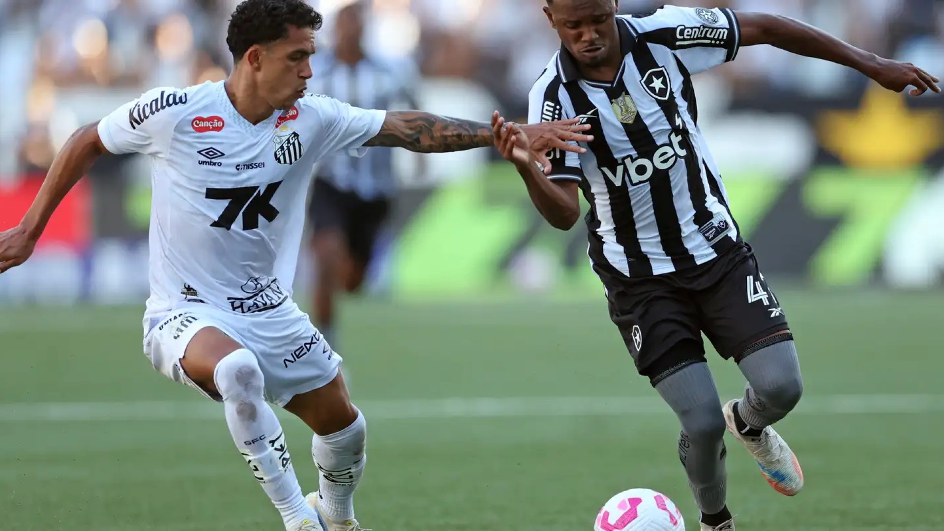 Botafogo fica duas vezes à frente, mas cede empate ao Santos no Rio