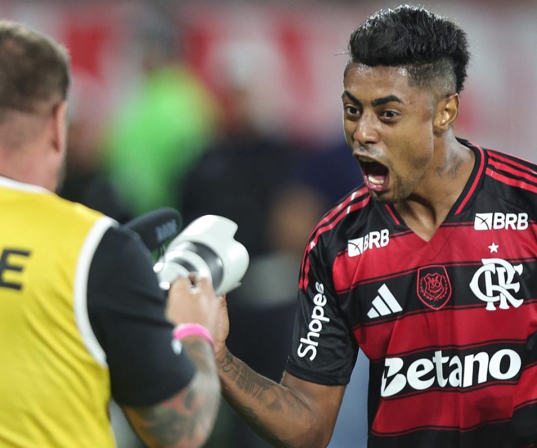 Fla vence, aproveita derrota do Palmeiras e volta a igualar rival