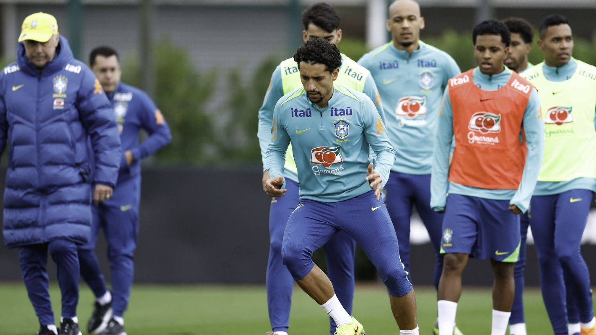Com equipe completa, Ancelotti comanda atividade em Londres