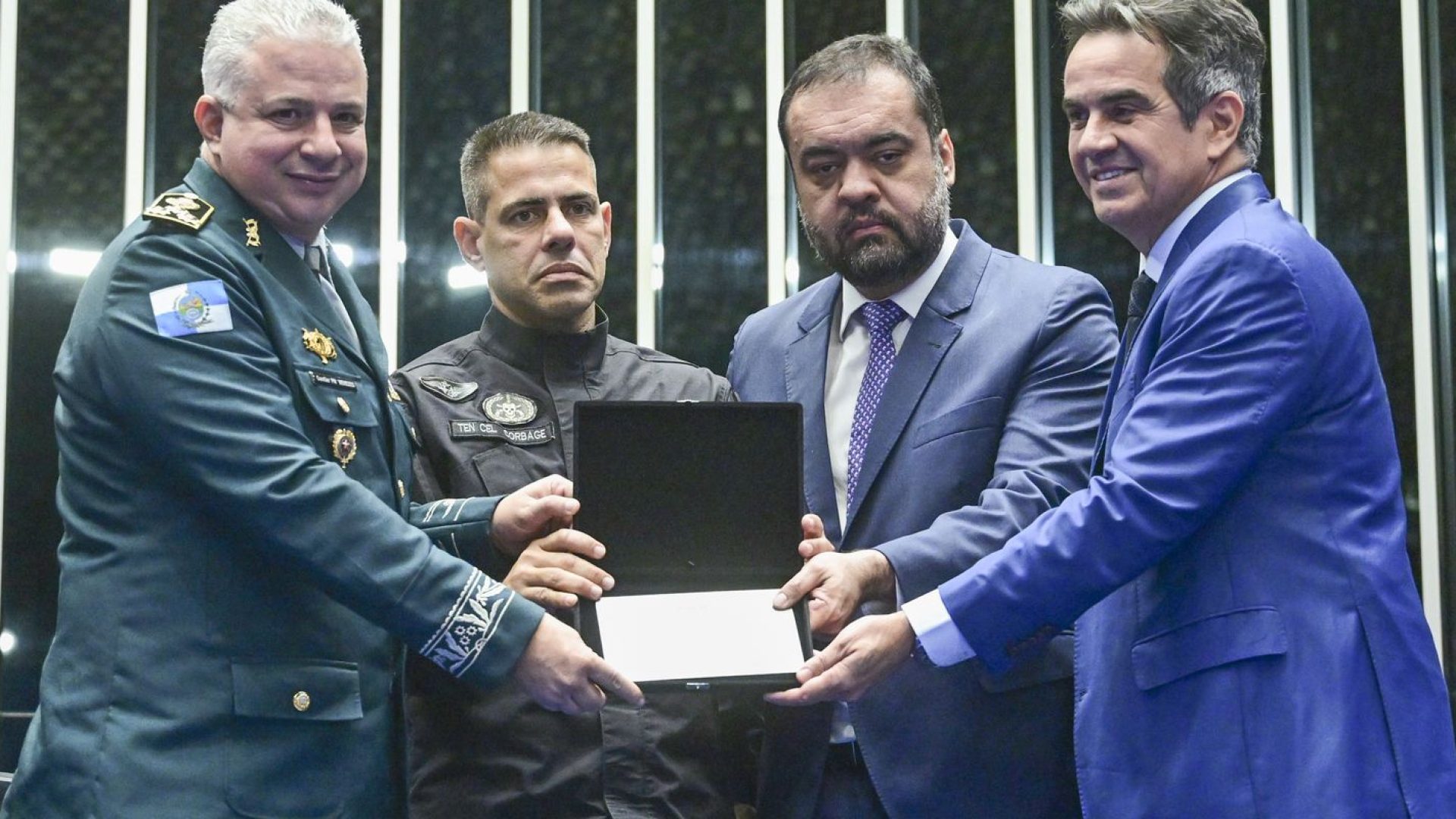 Congresso homenageia policiais mortos durante a Operação Contenção