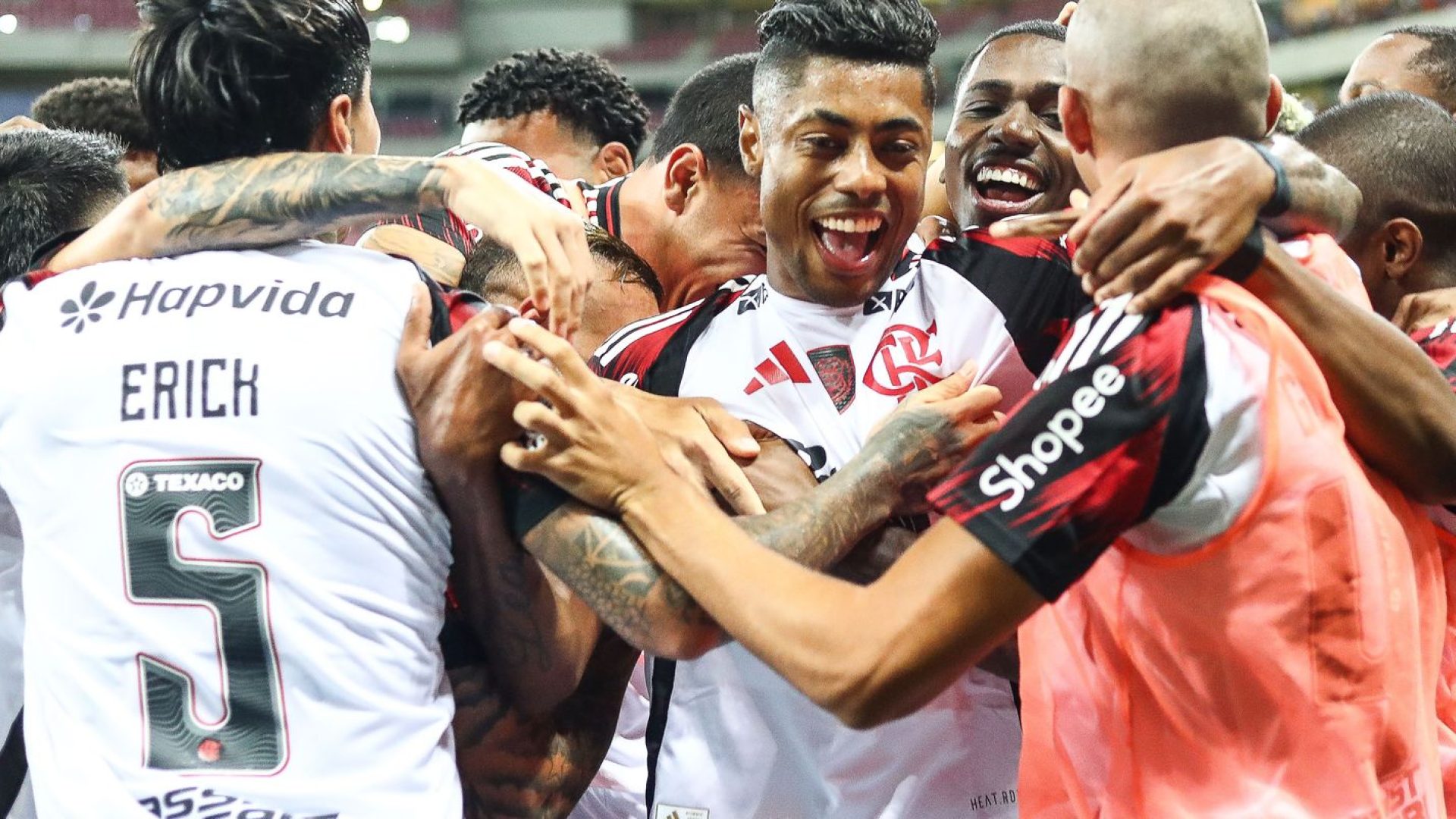Flamengo goleia Sport e assume liderança do Campeonato Brasileiro