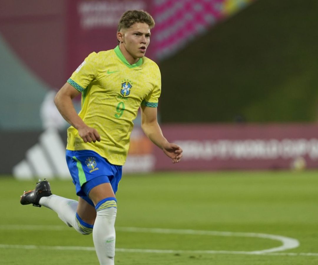 Brasil marca no último minuto e garante vaga na semi do Mundial Sub-17