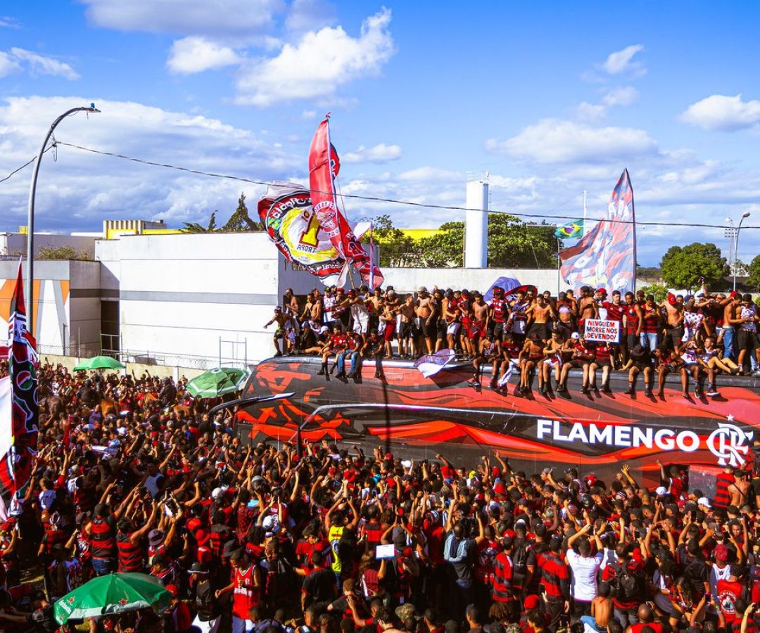 Flamengo embarca para final da Libertadores com festa da torcida
