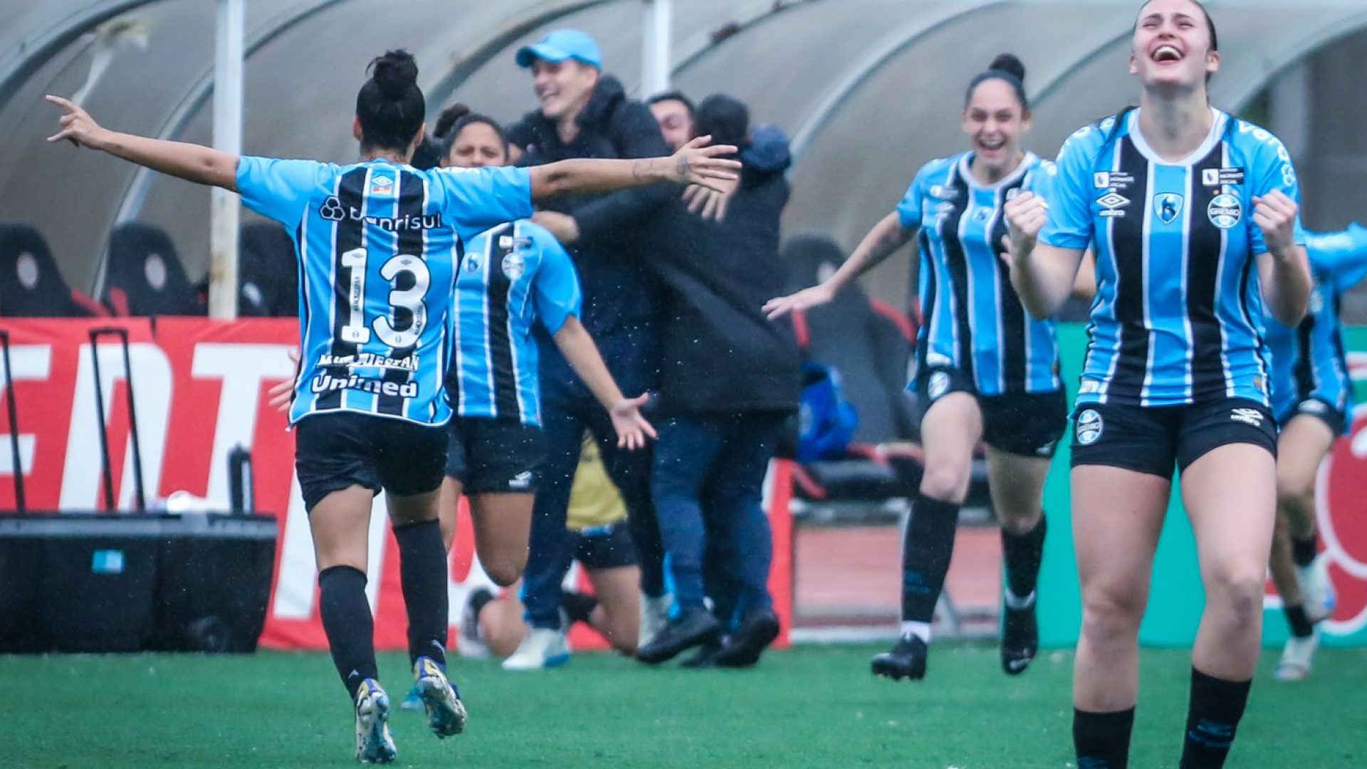 Com emoção, Grêmio e Flamengo avançam à final da Copinha Feminina