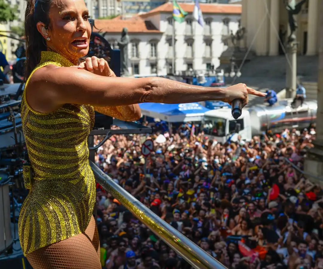 Mais de 500 mil foliões acompanham megabloco de Ivete Sangalo