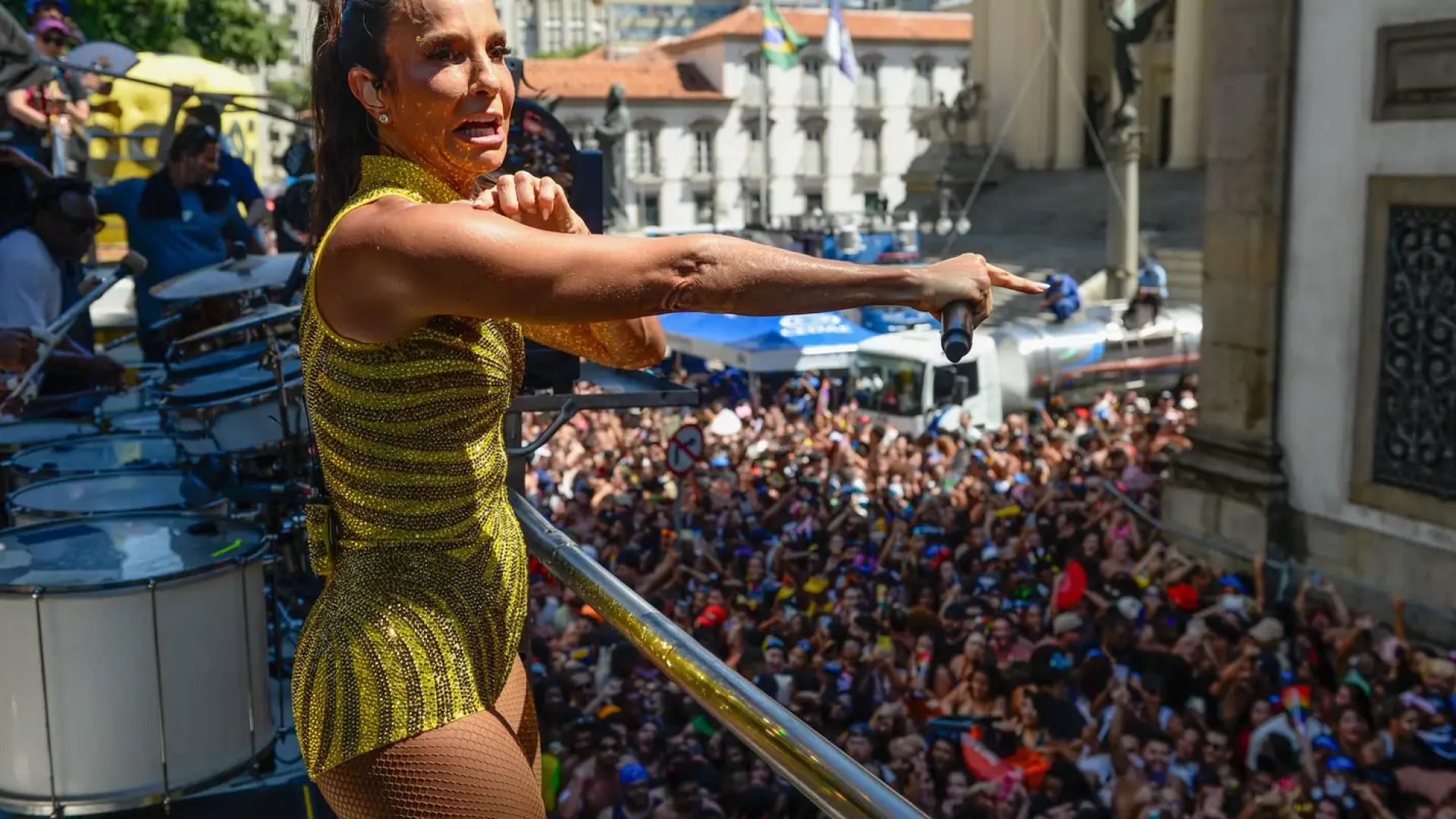 Mais de 500 mil foliões acompanham megabloco de Ivete Sangalo