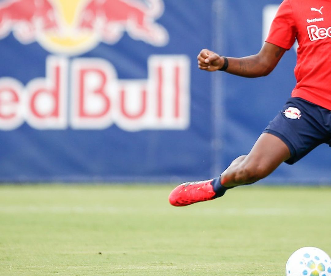 Bragantino multa zagueiro por fala machista contra árbitra