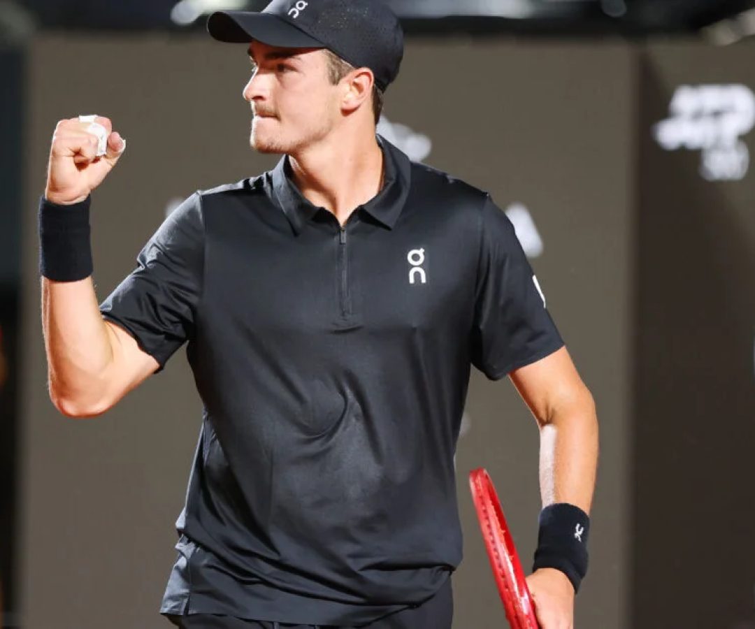 Em duelo de brasileiros, João Fonseca vence Thiago Monteiro na estreia do Rio Open
