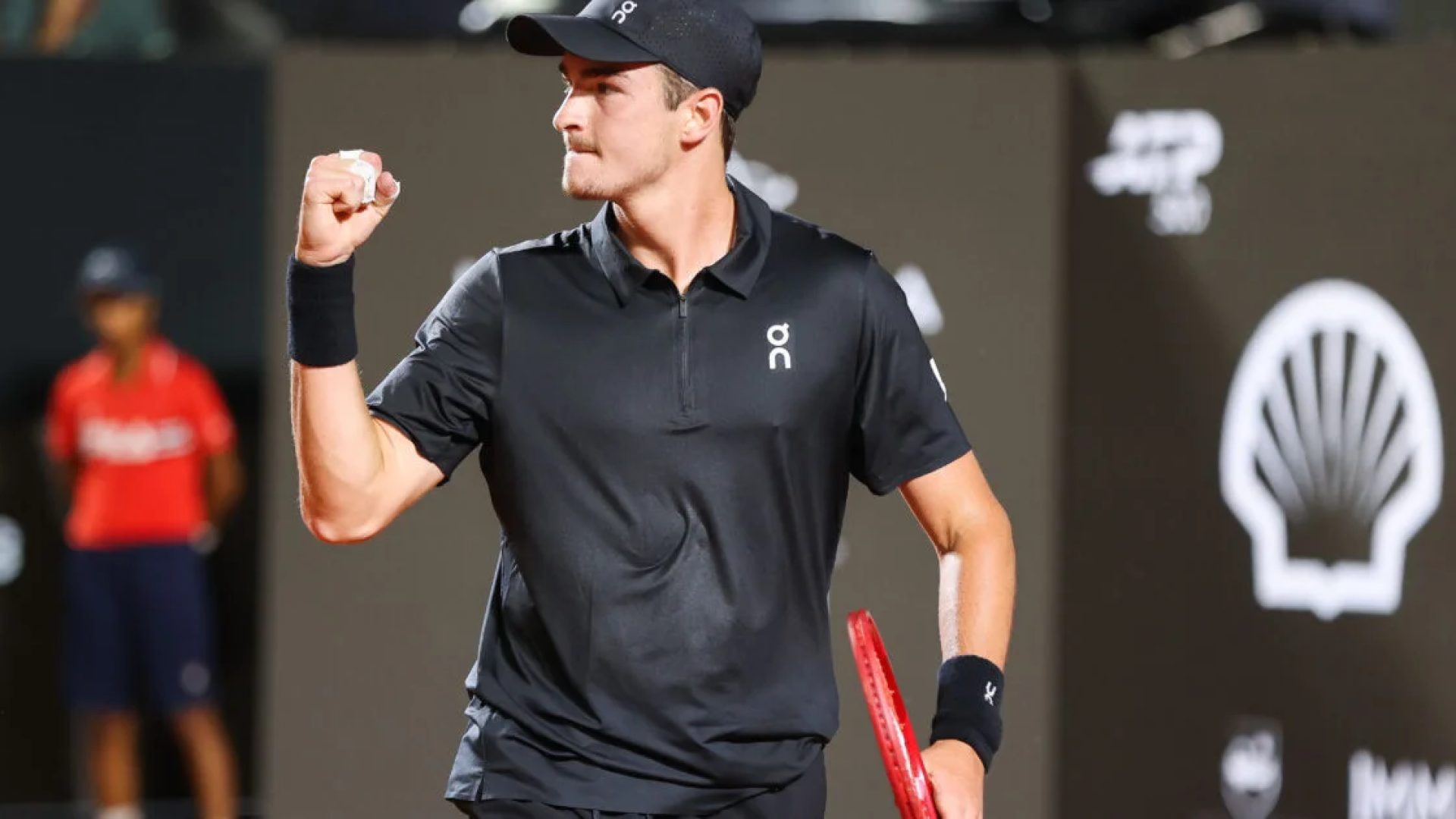 Em duelo de brasileiros, João Fonseca vence Thiago Monteiro na estreia do Rio Open