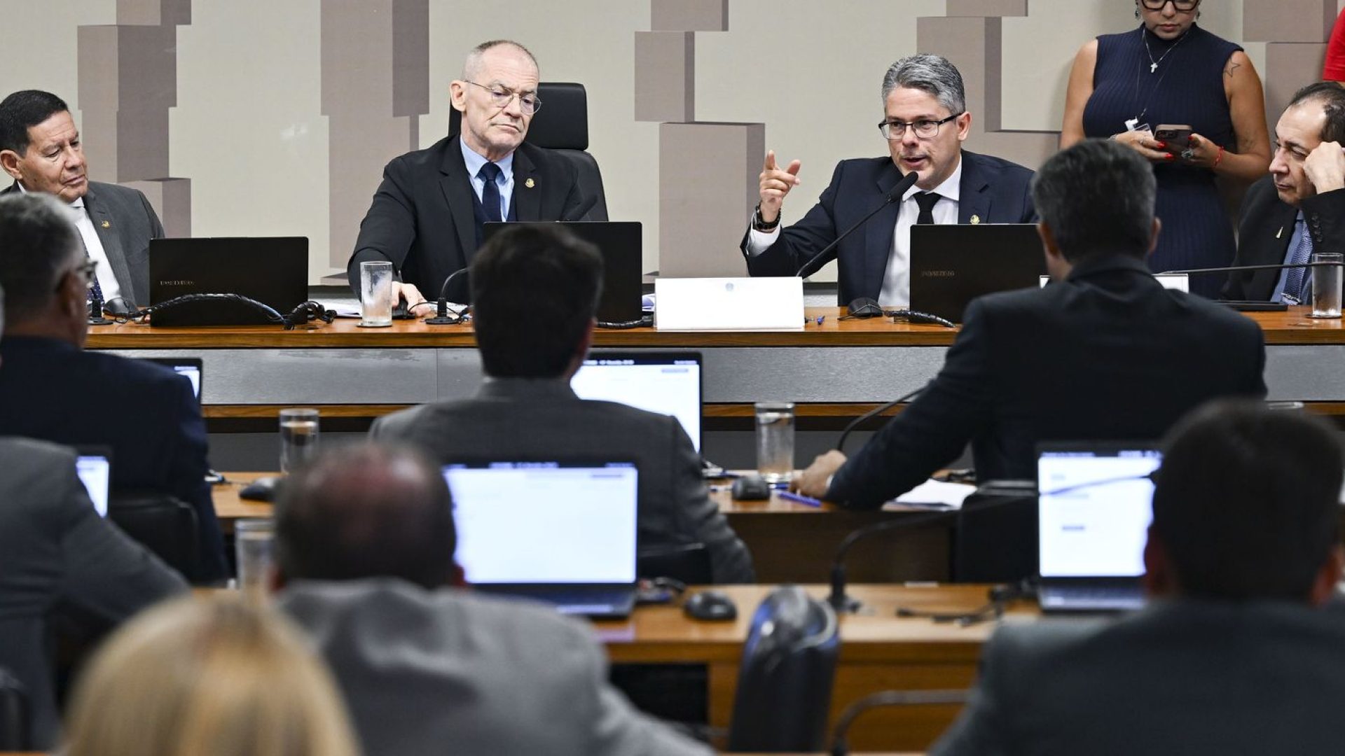 CPI do Crime aprova pedido para investigar beneficiários do Banco Master