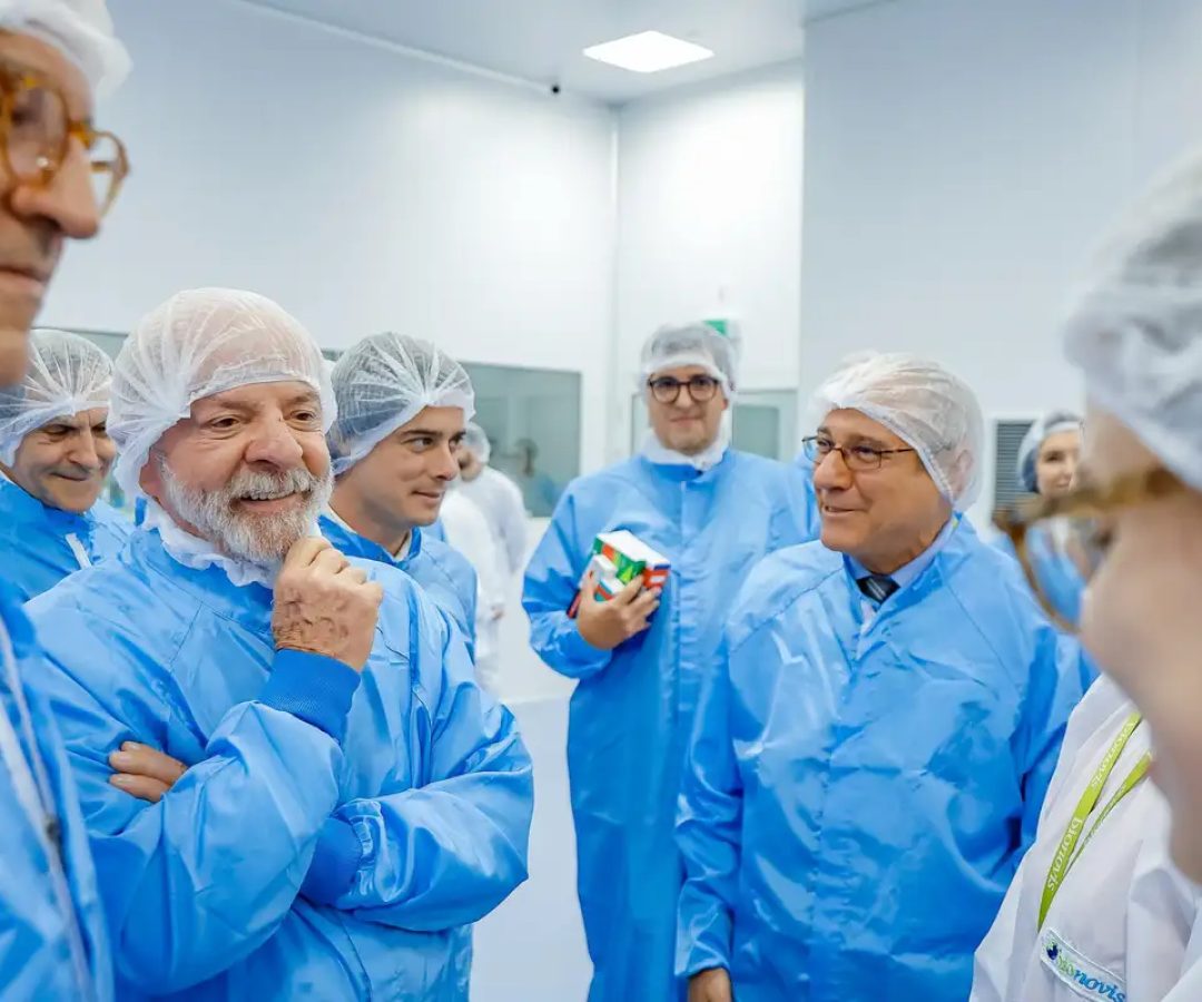 Lula visita fábrica que fornece 19 milhões de produtos ao SUS