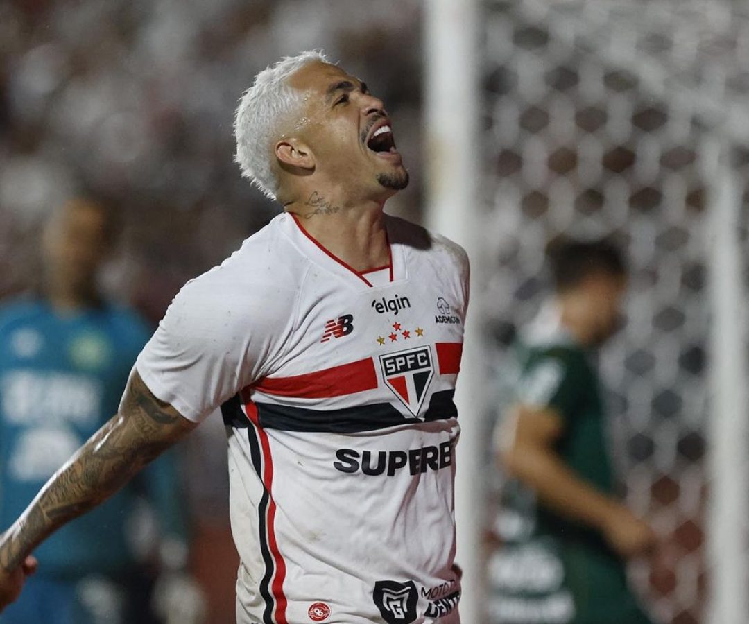 São Paulo vence Chapecoense e assume liderança isolada do Brasileiro