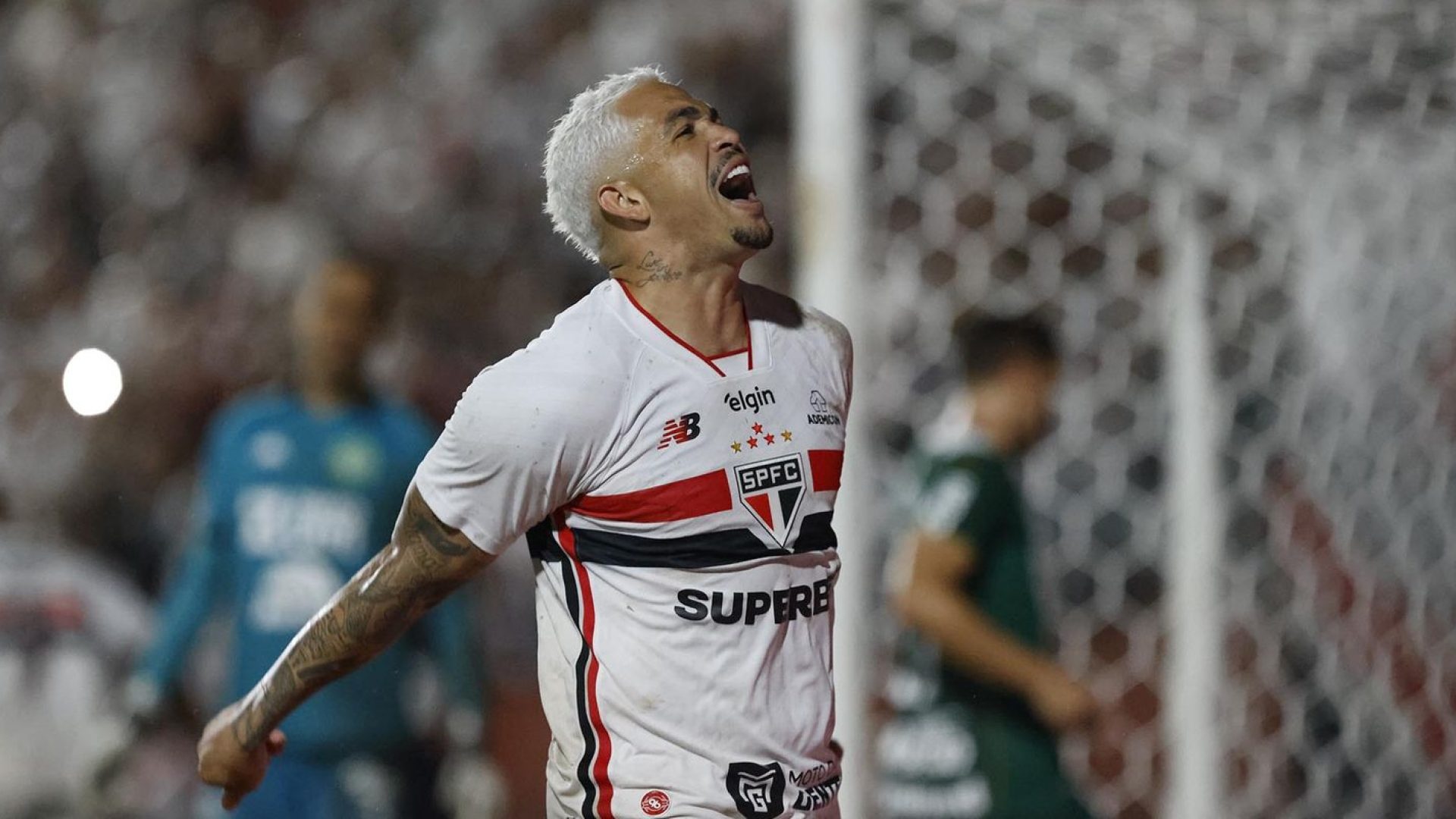 São Paulo vence Chapecoense e assume liderança isolada do Brasileiro