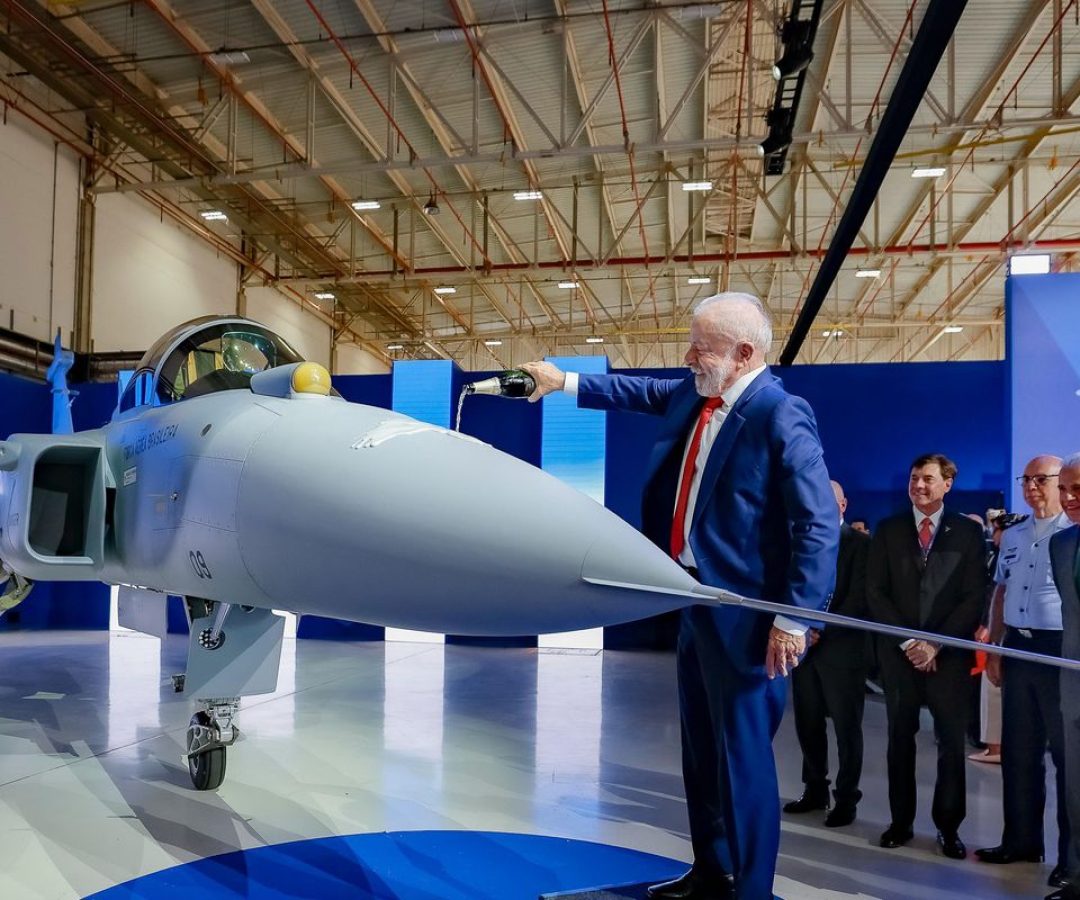 Lula batiza primeiro caça Gripen produzido no Brasil