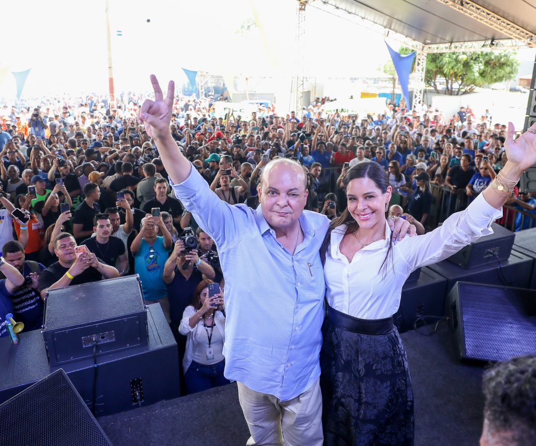 Ibaneis Rocha assina renúncia ao governo do DF em Ceilândia