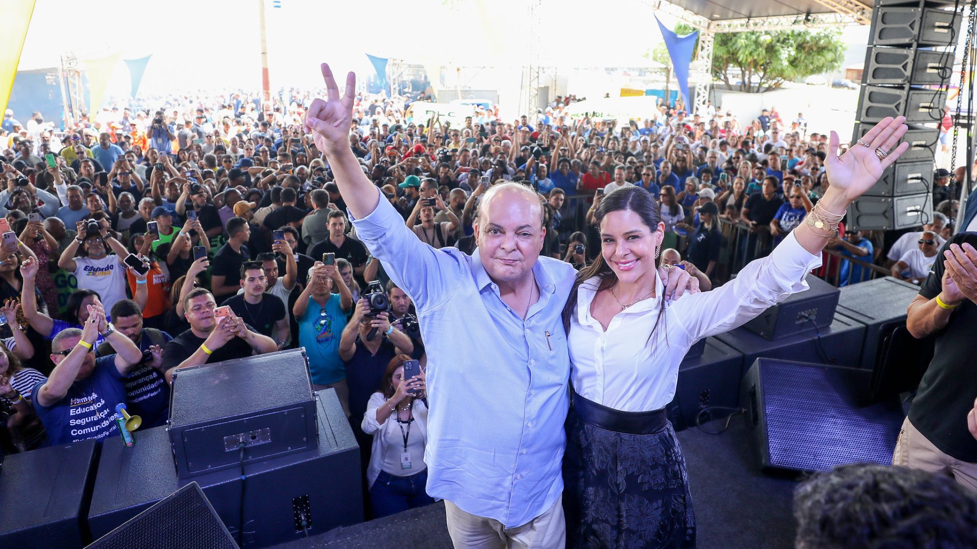 Ibaneis Rocha assina renúncia ao governo do DF em Ceilândia