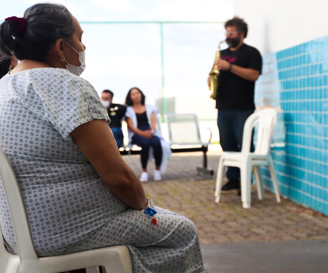Música leva acolhimento a pacientes na UPA do Paranoá