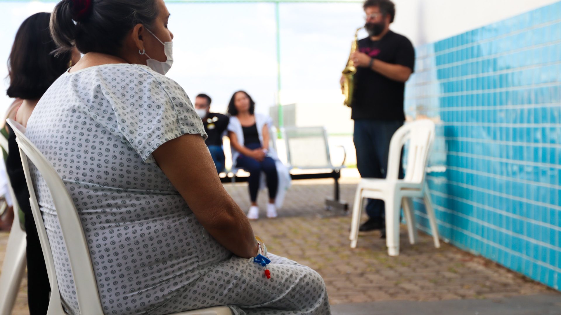 Música leva acolhimento a pacientes na UPA do Paranoá