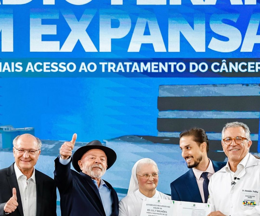 Lula entrega aparelhos de radioterapia em São Paulo
