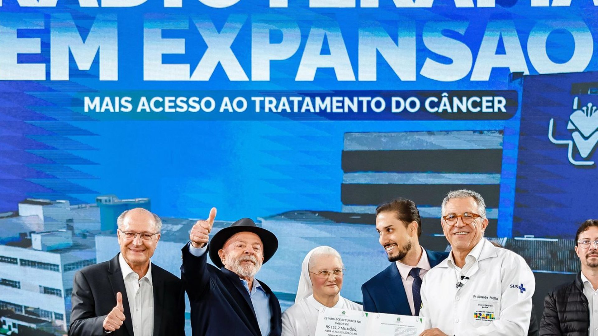 Lula entrega aparelhos de radioterapia em São Paulo