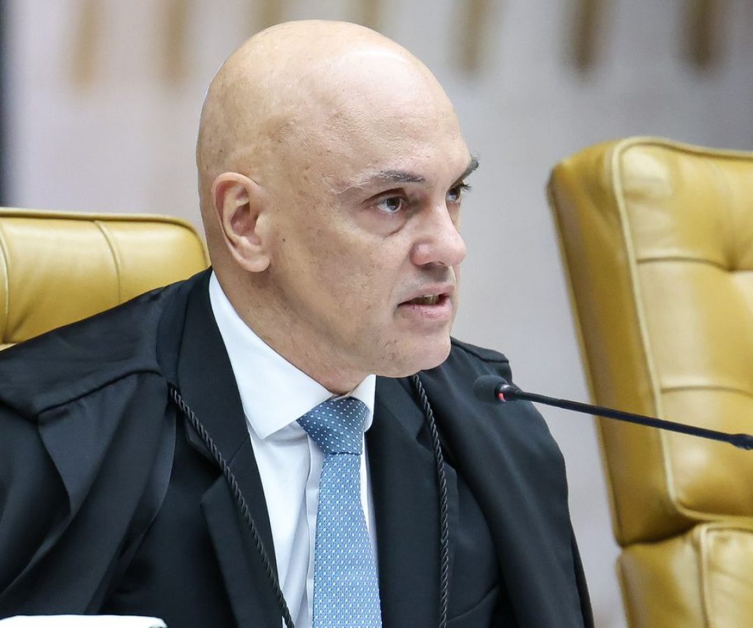 Por ordem de Moraes, PF faz busca por armas na casa de Bolsonaro