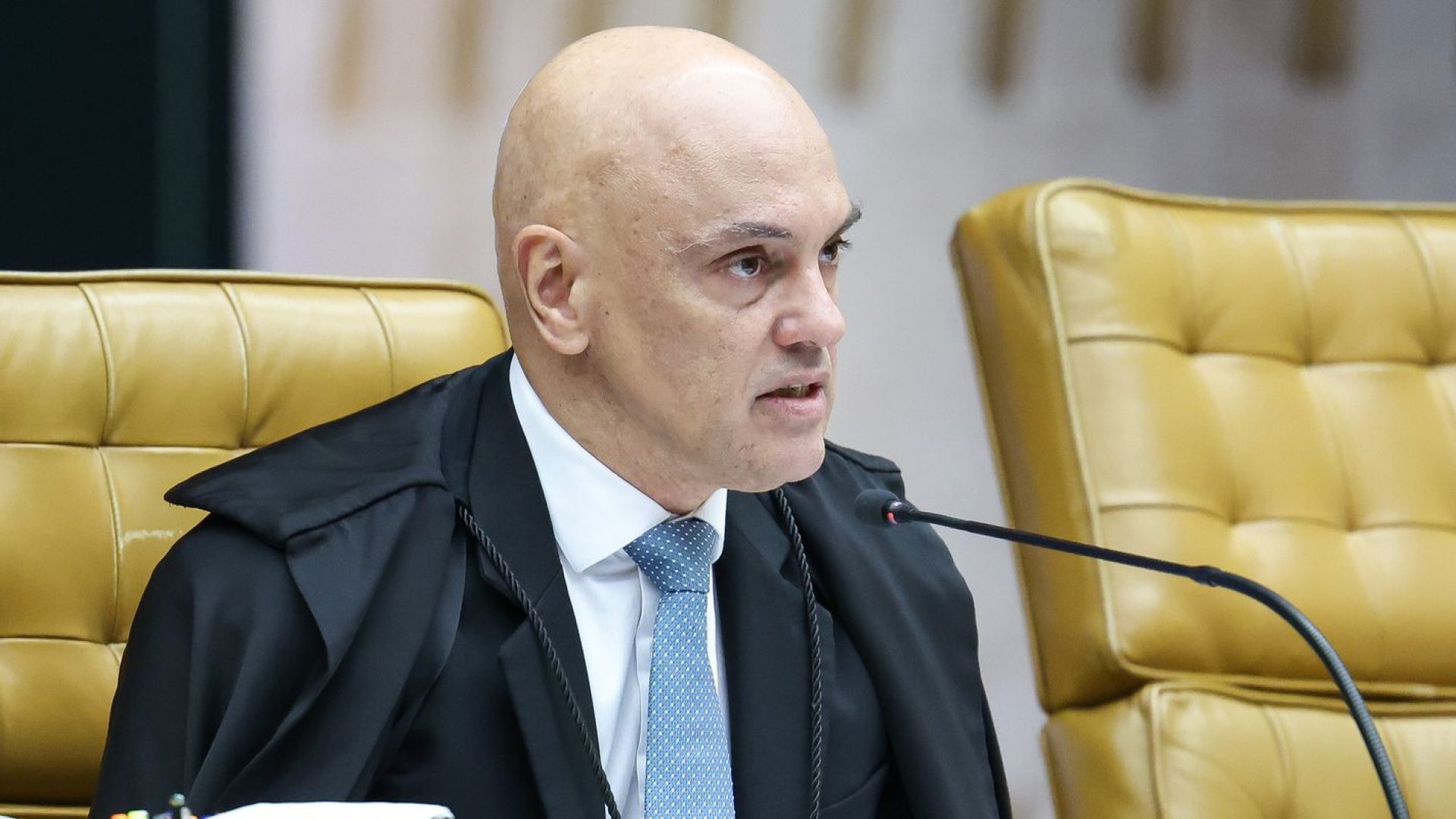 Por ordem de Moraes, PF faz busca por armas na casa de Bolsonaro