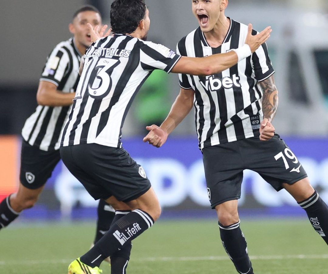 Com gol no último lance, Botafogo bate Santos na volta do Brasileirão