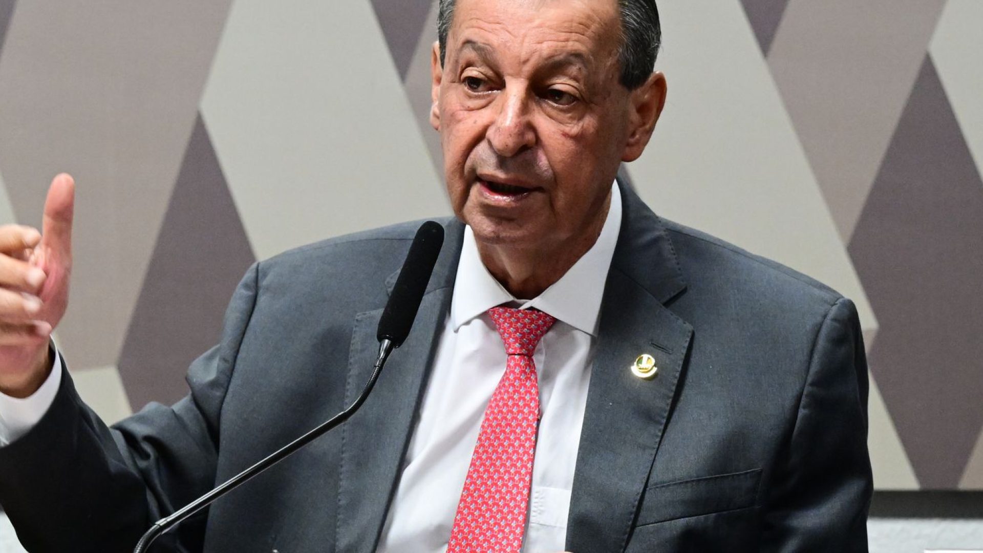 Relator da CCJ rejeita emendas da oposição que buscavam manter 6x1